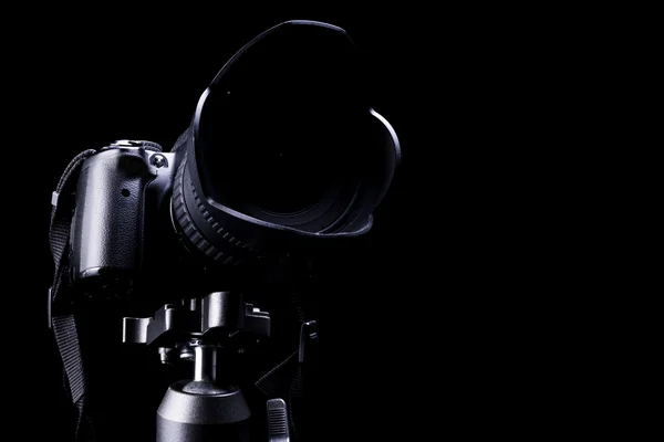 暗い背景にプロフェッショナル デジタル一眼レフ カメラ — ストック写真
