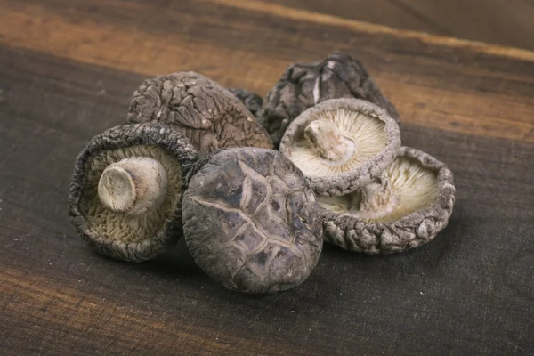 Shiitake paddestoelen op houten tafel — Stockfoto