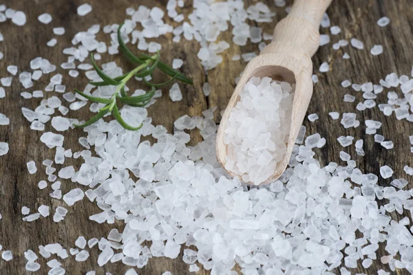 Closeup de sal em mesa de madeira — Fotografia de Stock