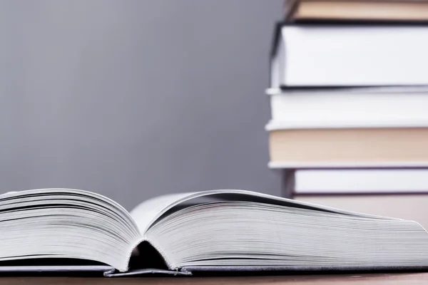 Libros sobre mesa de madera — Foto de Stock