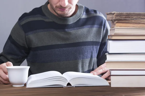 Uomo che legge un libro. — Foto Stock