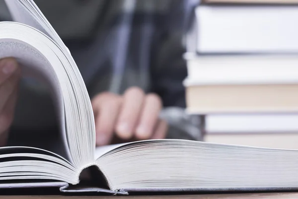 Hombre leyendo un libro. — Foto de Stock