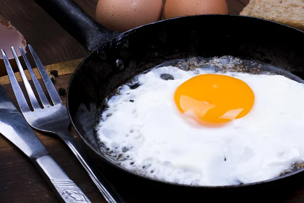 Fried egg on pan. — Stock Photo, Image