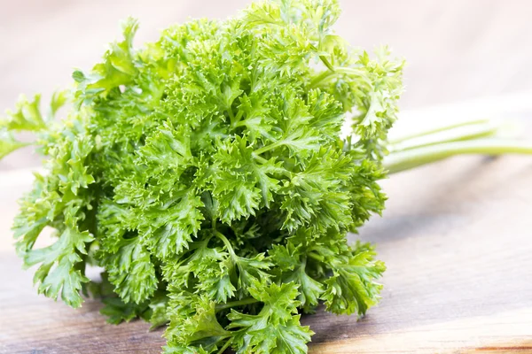 Fresh parsley on wooden table — Stock Photo, Image