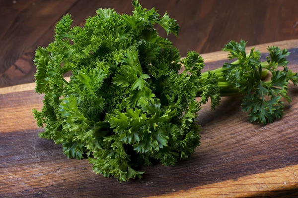 Frische Petersilie auf Holztisch — Stockfoto