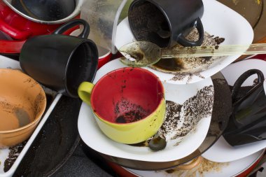 Kirli bulaşıklar lavaboda.