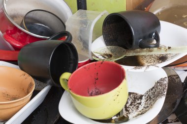 Kirli bulaşıklar lavaboda.