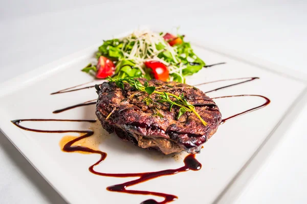 Garnished 구운된 쇠고기 샐러드 — 스톡 사진
