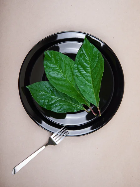 siyah bir plaka üzerinde üç yaprak