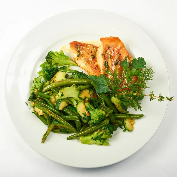 Meat with vegetable garnish — Stock Photo, Image