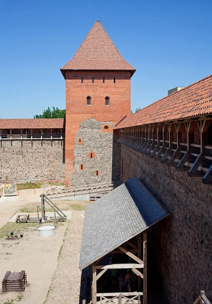 Bělorusko, Lida - 4 července 2015: Lida zámek, jedna z věží do zdi. — Stock fotografie