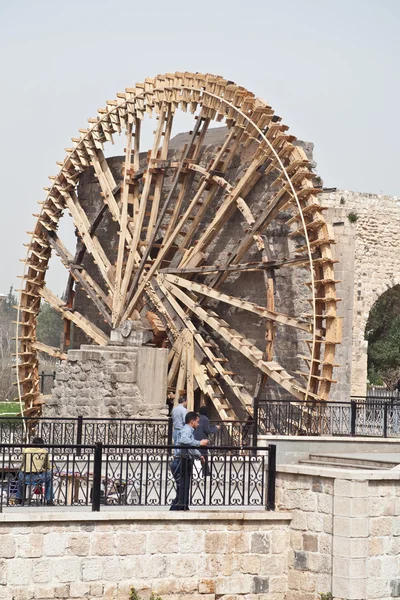 Suriye, Hama - 10 Mart 2010: Noria, antik sulama sisteminin bir parçası.