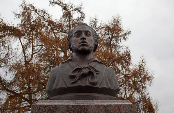 Rusia, región de Moscú - 30 de marzo de 2016: El busto del famoso poeta ruso Alexander Pushkin en Zagryazhsky Manor (Goncharov). Pueblo de Yaropolets, distrito de Volokolamsk. Región de Moscú . —  Fotos de Stock