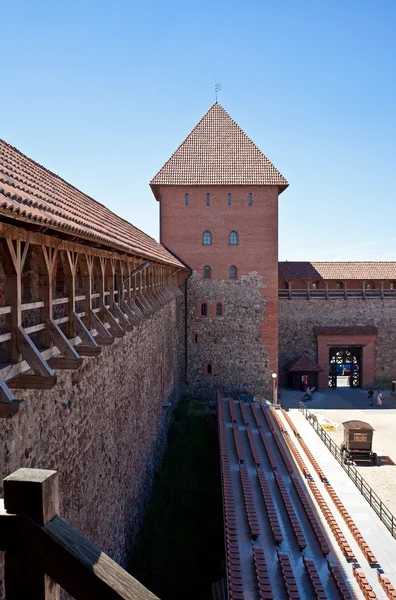Беларусь, Лида - 4 июля 2015: Лидский замок, одна из башен со стеной . — стоковое фото