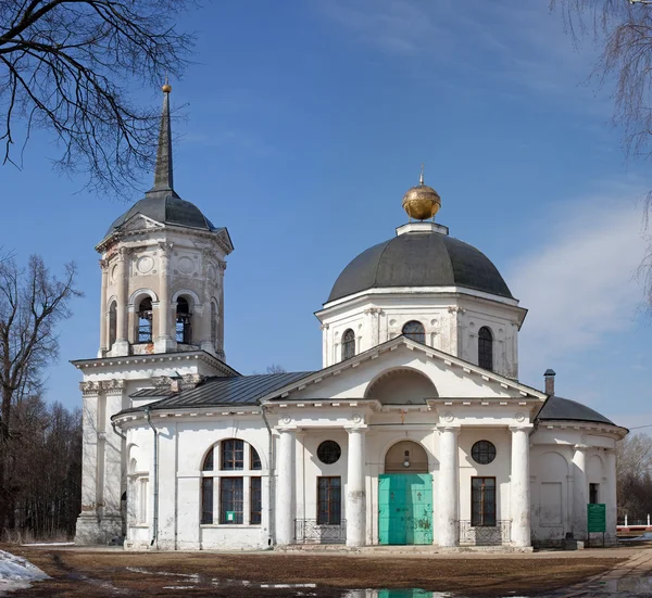 Oroszország, Moscow region - 2016. március 30.: a Szent Janós templom a Zagryazhsky kastélyban (Goncharov). Yaropolets falu. — Stock Fotó