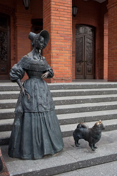 Scultura della Signora con il cane dal racconto di Anton Chekhov di fronte al Teatro Drammatico di Mogilev. Bielorussia — Foto Stock