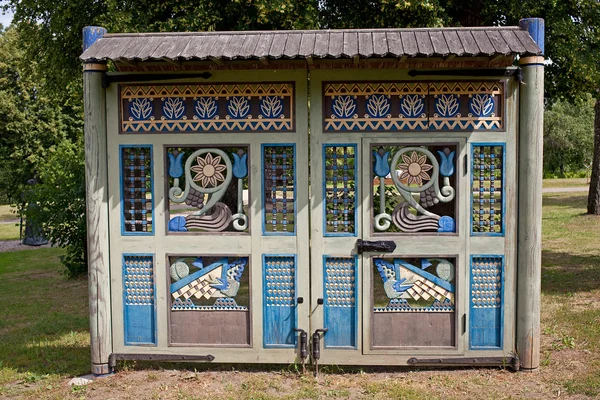 Rusia, región de Smolensk - 7 de julio de 2015: Complejo histórico y arquitectónico "Teremok" en la aldea Talashkino (Flenovo). Puertas decorativas de madera tallada . —  Fotos de Stock