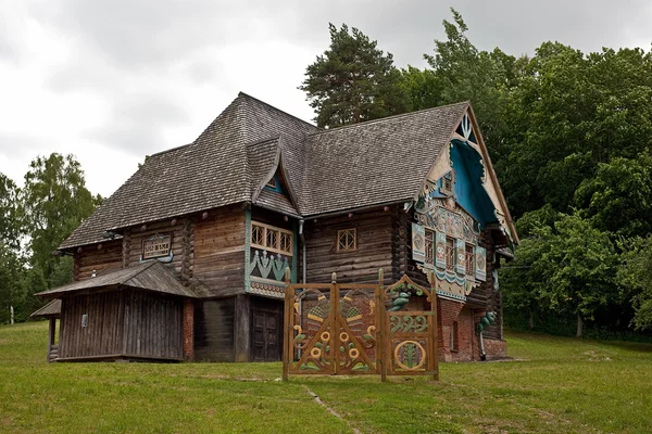 Oroszország-Szmolenszk terület - 2015. július 7.: történelmi és építészeti komplexum "Teremok" a falu Talashkino (a Flenovo). — Stock Fotó