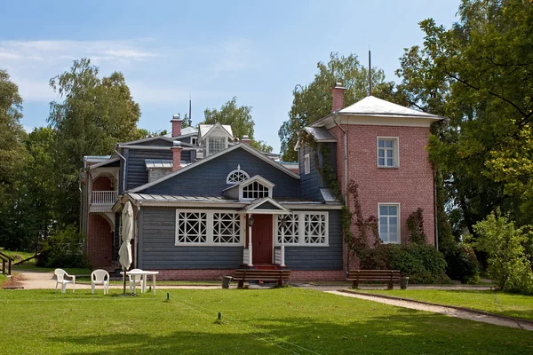 Russia, Muranovo - 7 agosto 2015: Muranovo, Fyodor Tyutchev museo statale. La casa principale del feudo . — Foto Stock