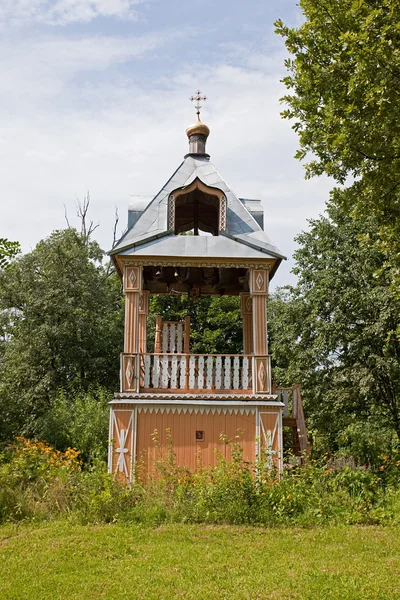 Rosja, Muranovo - 7 sierpnia 2015:Muranovo, Fiodor Tiutczew Państwowe Muzeum. Drewniana dzwonnica. — Zdjęcie stockowe