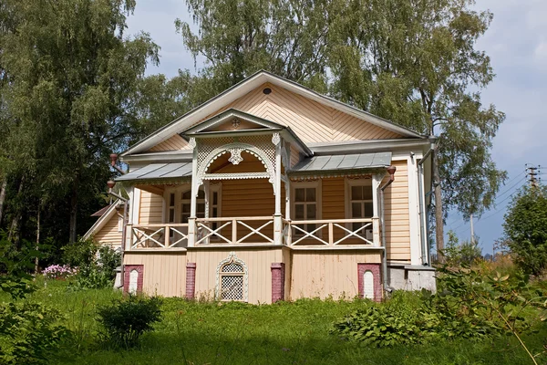 Rusya, Muranovo - 7 Ağustos 2015: Muranovo, Fyodor Tyutchev Devlet Müzesi. Ahşap kovma.