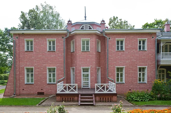 Ryssland, Muranovo - 7 augusti 2015: Muranovo, Fyodor Tyutchev statligt museum. Huvudbyggnaden av säterit. — Stockfoto