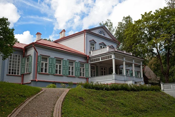 Rússia, distrito de Sergiev Posad - 17 de agosto de 2016: Mansão Mamontov "Abramtsevo". A casa principal . — Fotografia de Stock