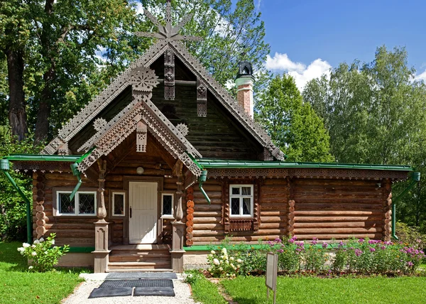 Rússia, distrito de Sergiev Posad - 17 de agosto de 2016: Mansão Mamontov (museu estatal) "Abramtsevo " — Fotografia de Stock