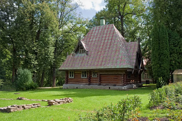 Russland, bezirk sergiev posad - 17. august 2016: mamontov manor (staatliches museum) "abramtsevo". Nebengebäude Badehaus. — Stockfoto