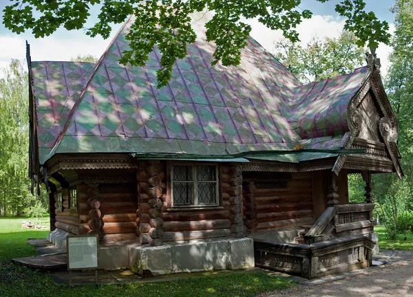 Russland, bezirk sergiev posad - 17. august 2016: mamontov manor (staatliches museum) "abramtsevo". Nebengebäude Badehaus. — Stockfoto