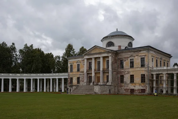 Tver bölgesi, Rusya - 21 Temmuz 2013: eski Estate Znamenskoye-Rajok, sütunlu ana bina