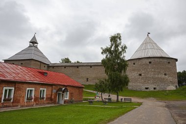 Rusya, Staraya Ladoga - 25 Temmuz 2013: Staraya Ladoga taş kalesi