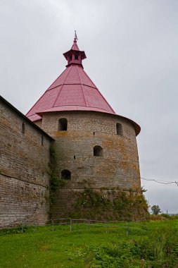 Rusya, Shlisselburg - 26 Temmuz 2013: Neva Nehri üzerindeki Oreshek eski taş kale.