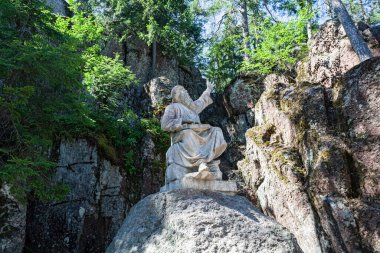 Rusya, Vyborg - 27 Temmuz 2013: Vainamoinen (Karelian ve Fin mitolojisindeki popüler karakter), kantele, tür heykeli, Monrepos Park