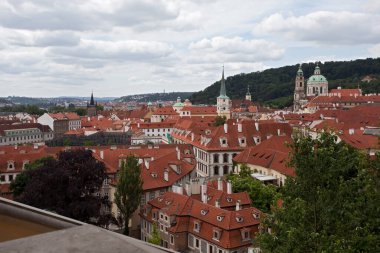 Çek Cumhuriyeti, Prag - 30 Haziran 2013: Küçük Prag Kasabası 'nın (Mala Strana) manzaralı kırmızı çatıları.