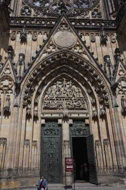 Çek Cumhuriyeti, Prag - 30 Haziran 2013: St. Vitus Katedrali, ana giriş, gotik başyapıt 