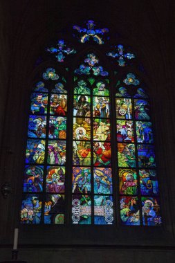 Çek Cumhuriyeti, Prag - 29 Haziran 2013: St. Vitus katedralinde Alphonse Mucha tarafından tasarlanan renkli boyalı cam şaheser