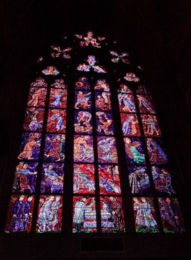 Çek Cumhuriyeti, Prag - 30 Haziran 2013: St. Vitus katedralindeki renkli vitray pencere 