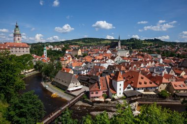 Çek Cumhuriyeti, Cesky Krumlov - 2 Temmuz 2013: Vltava Nehri kıyısındaki Bohemya 'nın güneyindeki kentin manzarası 