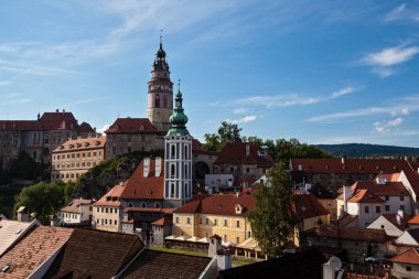Çek Cumhuriyeti, Cesky Krumlov - 2 Temmuz 2013: Şatosu ve St. Jost Kilisesi olan şehir manzarası
