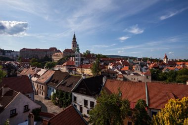 Çek Cumhuriyeti, Cesky Krumlov - 2 Temmuz 2013: Vltava Nehri kıyısındaki Bohemya 'nın güneyindeki kentin manzarası 