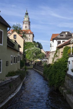 Çek Cumhuriyeti, Cesky Krumlov - 2 Temmuz 2013: kale kulesi ve bir kanal ile şehir caddesinin dikey görüntüsü