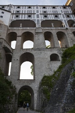 Çek Cumhuriyeti, Cesky Krumlov - 3 Temmuz 2013: Cesky Krumlov kalesi (orta parça, iki tepe arasındaki köprü)