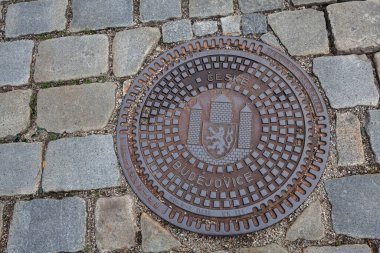 Çek Cumhuriyeti, Ceske Budejovice - 3 Temmuz 2013: Silah ve şehir detaylarıyla kanalizasyon kapağı