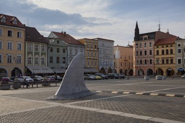Çek Cumhuriyeti, Ceske Budejovice - 3 Temmuz 2013: Eski kasabanın merkezinde bir meydanda köpekbalığı yüzgeci şeklinde modern heykel 