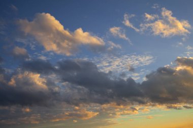 Bulutlu renkli günbatımı gökyüzü