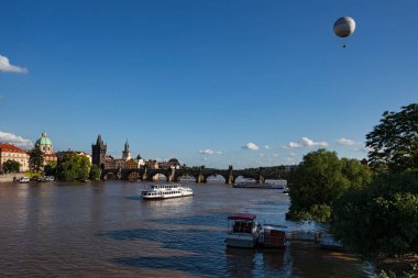 Çek Cumhuriyeti, Prag - 4 Temmuz 2013: Günbatımında turist gemileri ve Charles Köprüsü ile Vltava Nehri manzarası 