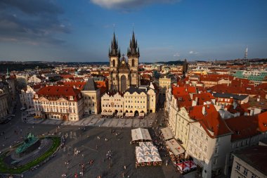 Çek Cumhuriyeti, Prag - 6 Temmuz 2013: Eski Şehir (Staromestske) Meydanı 'nda Tyn önünde Bakire Meryem Kilisesi 