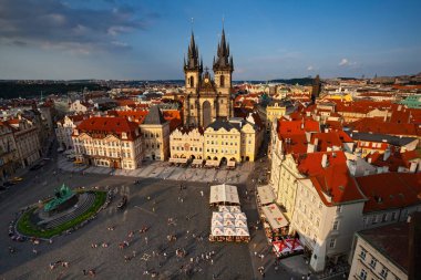 Çek Cumhuriyeti, Prag - 6 Temmuz 2013: Eski Şehir (Staromestske) Meydanı 'nda Tyn önünde Bakire Meryem Kilisesi 