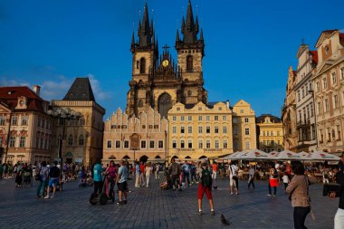 Çek Cumhuriyeti, Prag - 6 Temmuz 2013: Eski Şehir (Staromestske) Meydanı 'nda Tyn önünde Bakire Meryem Kilisesi 